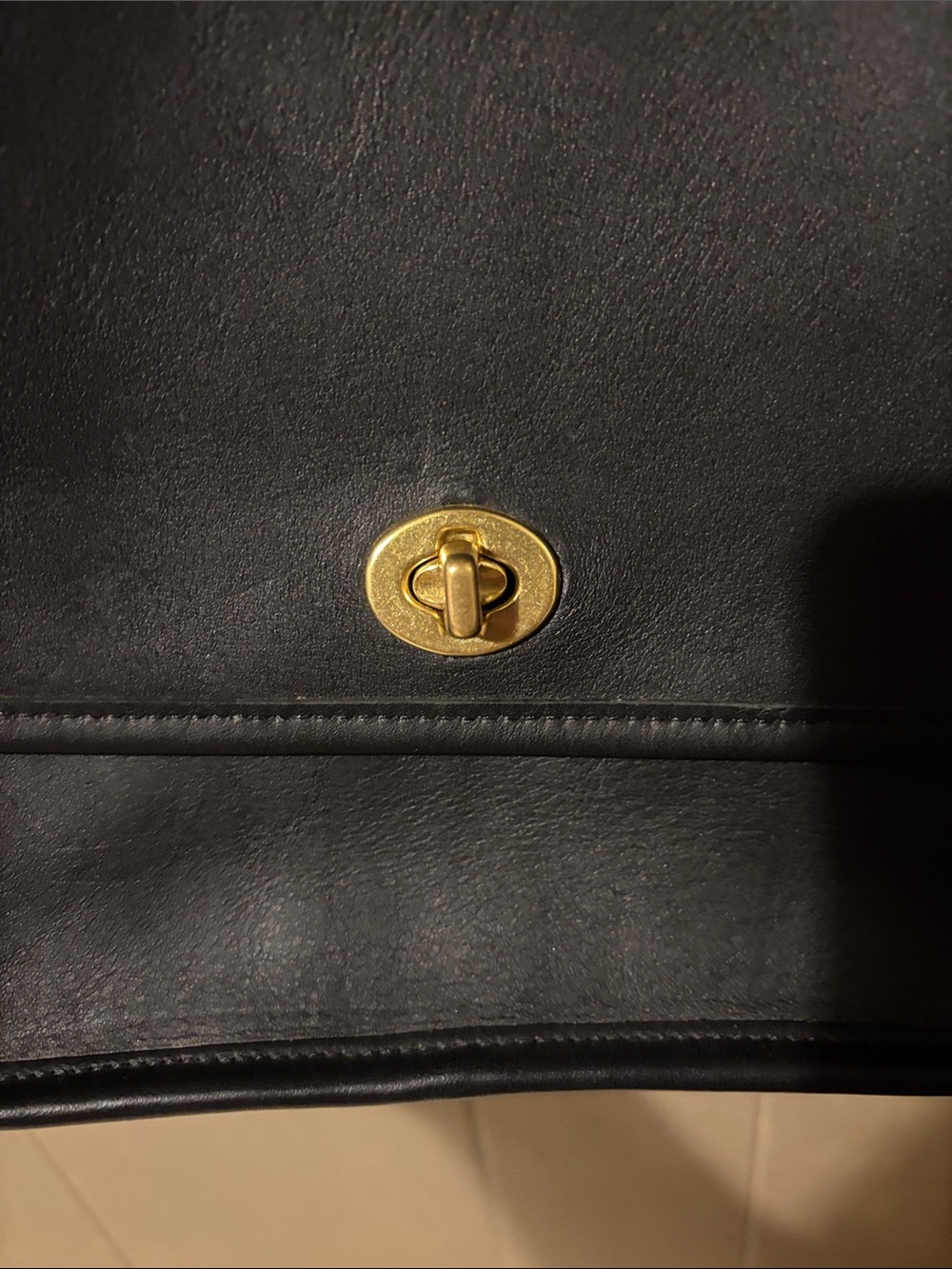 Vintage Coach City Bag Black Leather Crossbody Bag with Gold Turn-Lock - Picture 9 of 12